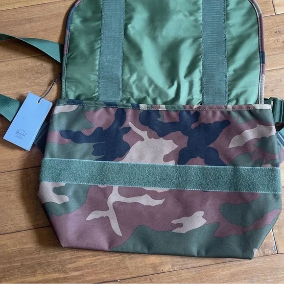 Herschel supply co. - messanger bag - camo - NWT* - Picture 5 of 5